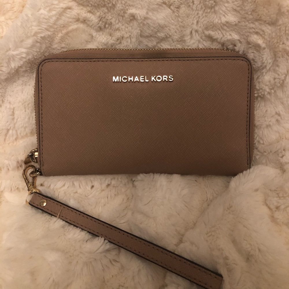 Blush Michael Kors Smartphone Wrist Wallet
